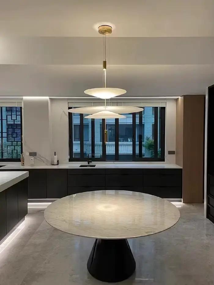 Suspension LED italienne Flamingo moderne en chrome poli pour éclairage de plafond et table basse à utiliser dans salon, chambre, restaurant