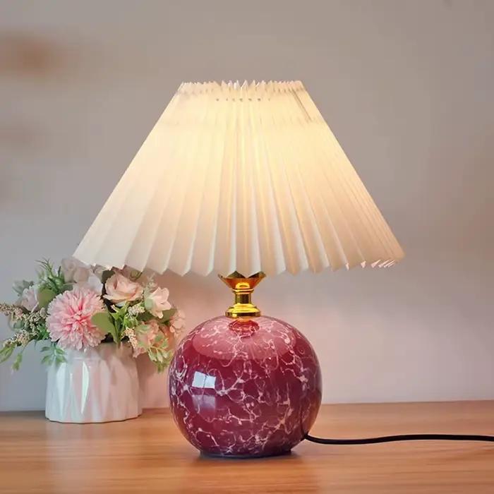 Lampe de table plissée blanche en céramique moderne pour chambre et salon, lampe de bureau, éclairage d'ambiance, lampe de lecture, à brancher.