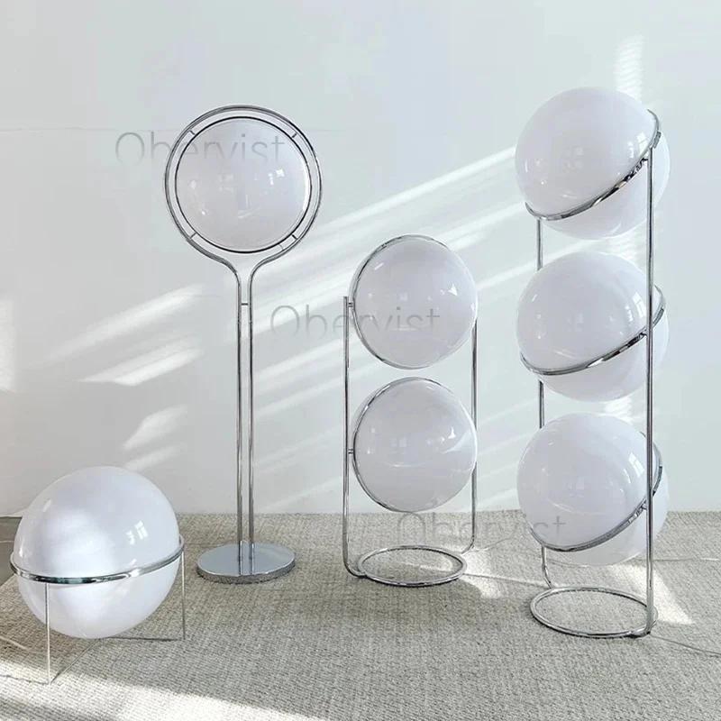 Lampe sur pied LED minimaliste moderne en métal chromé avec boule en acrylique blanche pour salon, canapé, décoration intérieure et ambiance