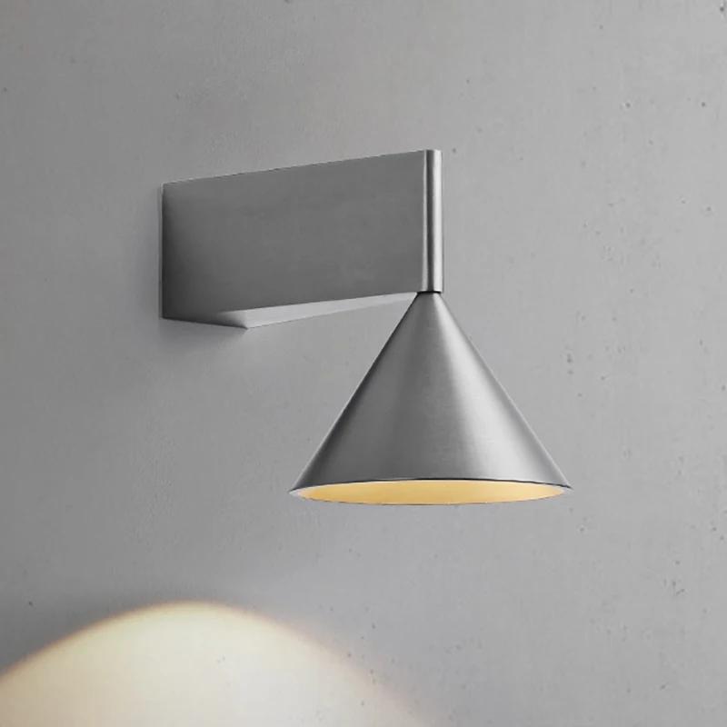 Applique murale de chevet minimaliste en aluminium de styliste italien, applique murale chaude conique géométrique pour couloir, escalier