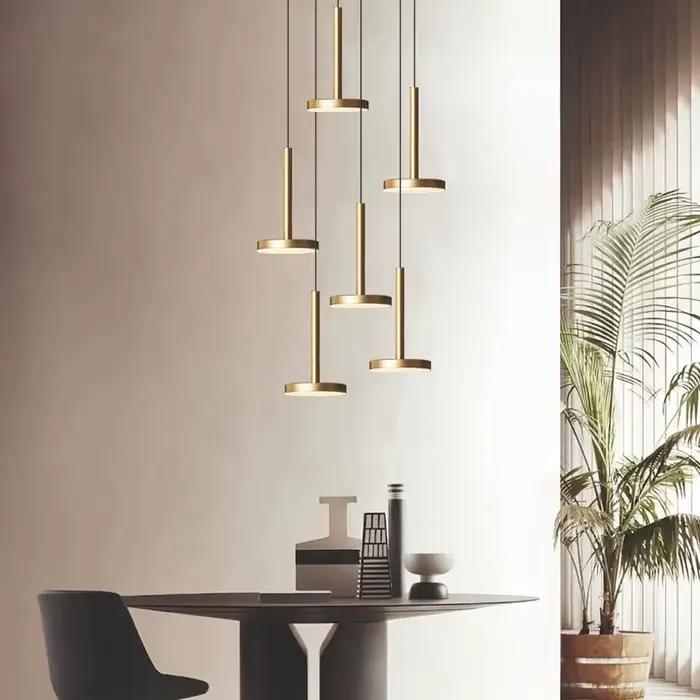 Lustres modernes en métal pour éclairage d'intérieur élégant et sophistiqué pour salon, chambre, restaurant et plus