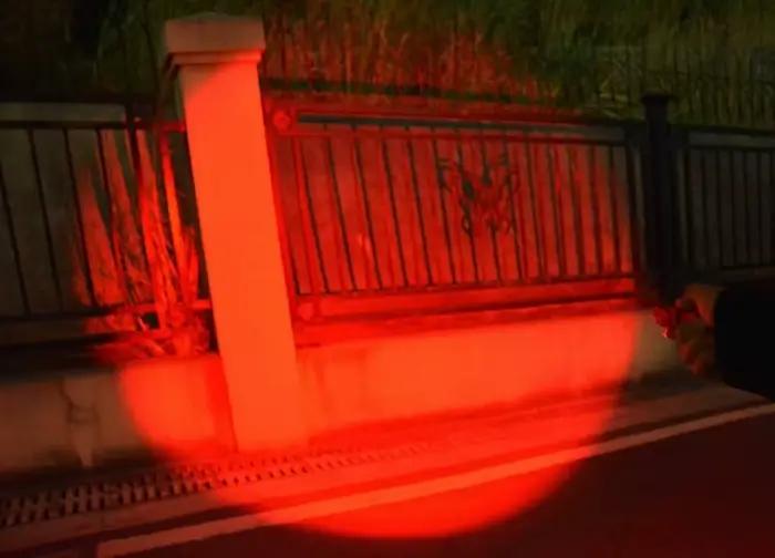 Lampe de poche LED 670nM faisceau rouge pour chasse et observation nocturne occasion spéciale探险时特别适用的LED 670nM红光手电筒用于狩猎和夜间观察