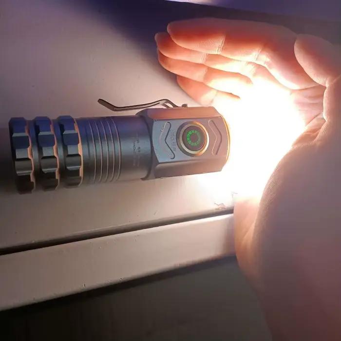2024 Mini lampe de poche 18650 torche ultra puissante haute lumen 30000 lampe de poche lampe de poche LED haute puissance aimant puissant mini torche la lampe de poche la plus puissante