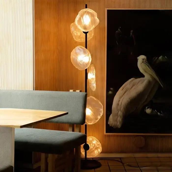 Lampadaire LED en verre au design artistique nordique