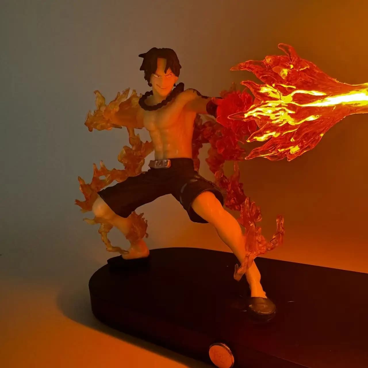 Pièce poing de feu route volant poing de feu Aisco lumineux petite lampe Statue modèle ornement fait