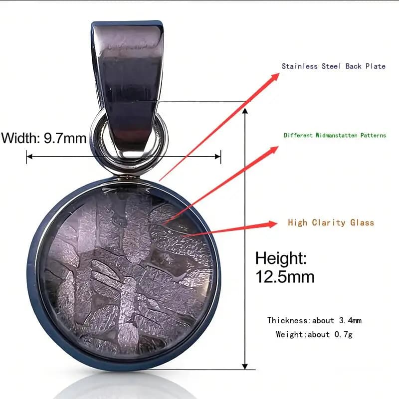 Pendentif miniature de 9,7 mm de large en météorite de fer de l'Altaï incrusté d'un motif Widmanstet
